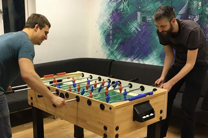 آموزش قوانین فوتبال دستی: نحوه بازی به زبان ساده